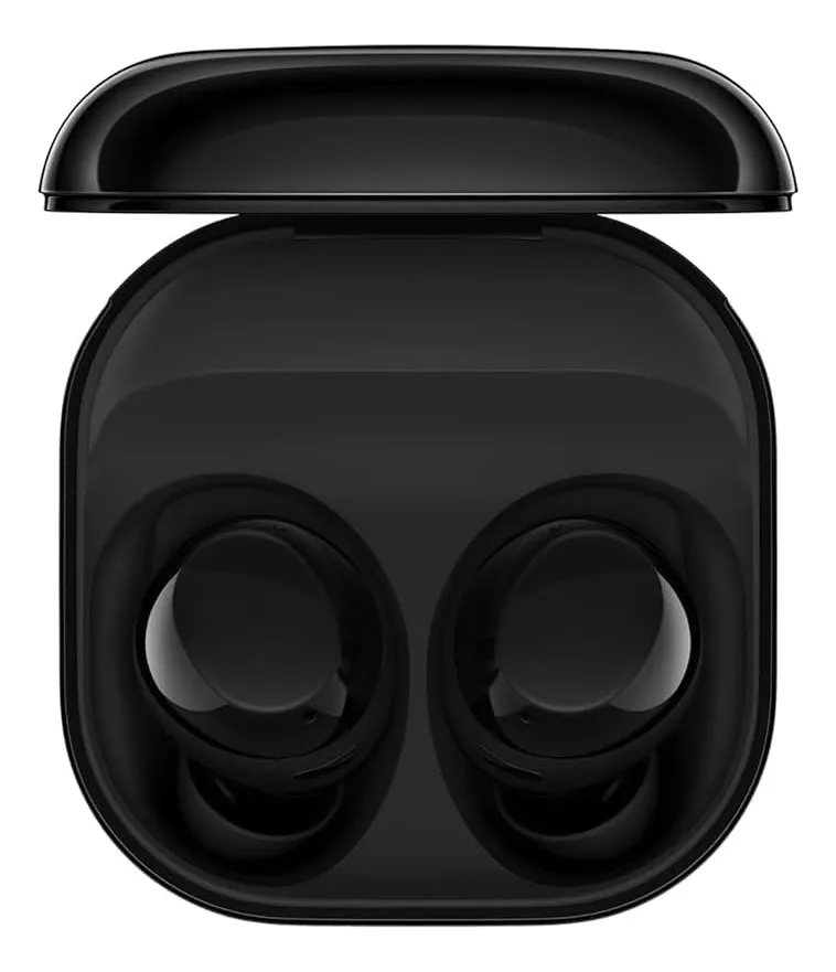 Qual Fone de Ouvido Bluetooth Barato Vale a Pena? O Comparativo que Seu Bolso Eerava! Fone de ouvido Bluetooth premium Samsung Galaxy Buds Core na cor preta brilhante. A imagem detalha o design ergonômico e compacto que se encaixa perfeitamente na orelha, posicionado ao lado da sua case quadrada de carregamento inteligente.