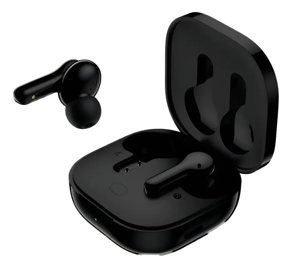 Qual Fone de Ouvido Bluetooth Barato Vale a Pena? O Comparativo que Seu Bolso Eerava! Fone de ouvido sem fio Bluetooth QCY T13 na cor preta com design de haste ergonômica estilo cotonete. A imagem exibe os fones com borrachas de isolamento e o estojo de recarga aberto mostrando os conectores magnéticos internos.